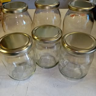 Barattoli in vetro con coperchio dorato