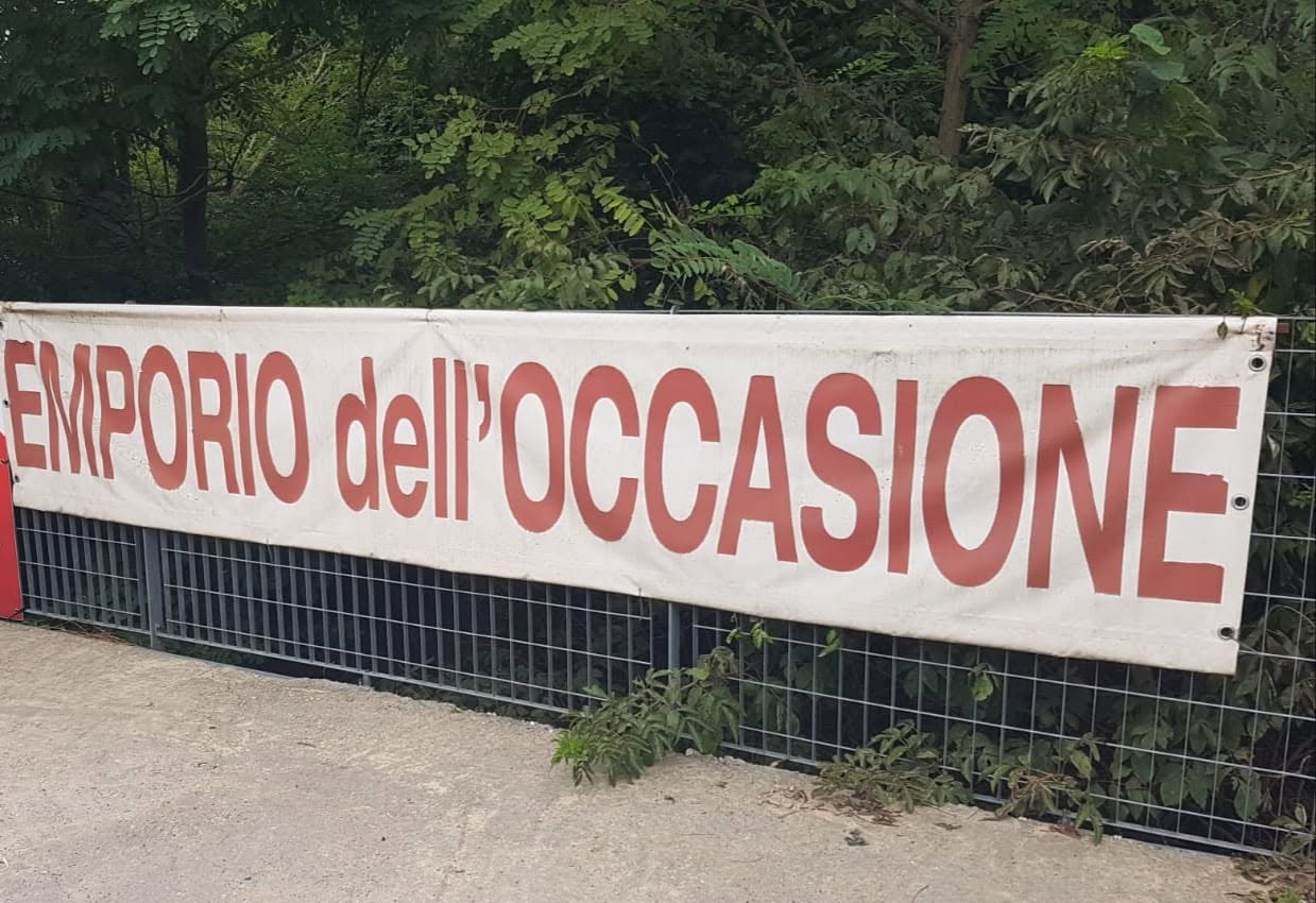 L’insegna originale Emporio dell’Occasione ad Asti