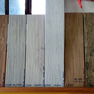 Campioni di rivestimenti con finitura effetto legno